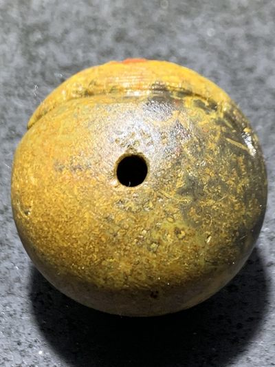 精美亚光草花纹战国红玛瑙手工俏色巧雕鹰大珠子一颗！ 精美亚光草花纹战国红玛瑙手工俏色巧雕鹰大珠子一颗！