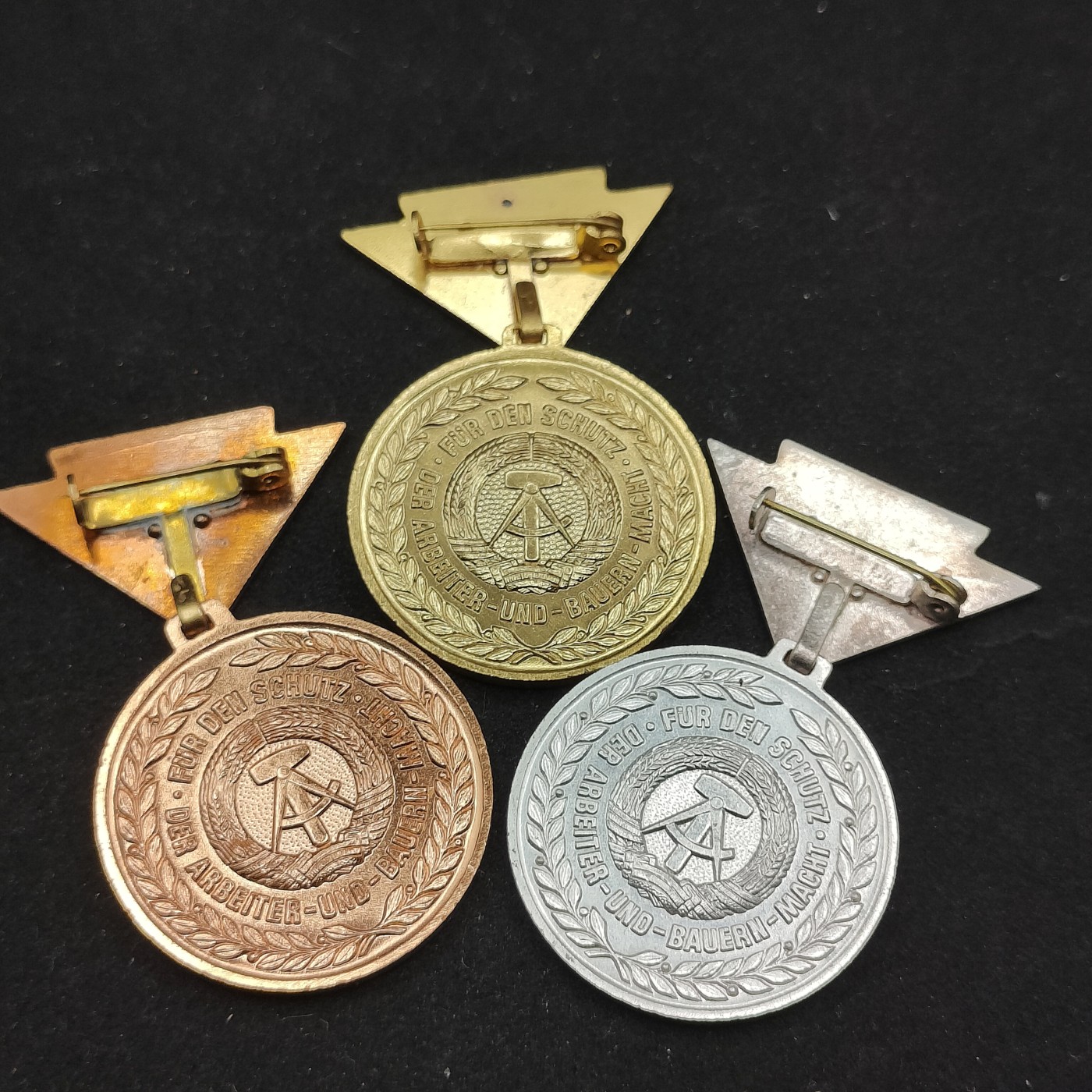 全场0元起拍 第71期 咸鱼国勋章拍卖专场 7月9日（周日）下午6：00开始 东德人民军预备役证章金银铜一组 金级集齐罕见