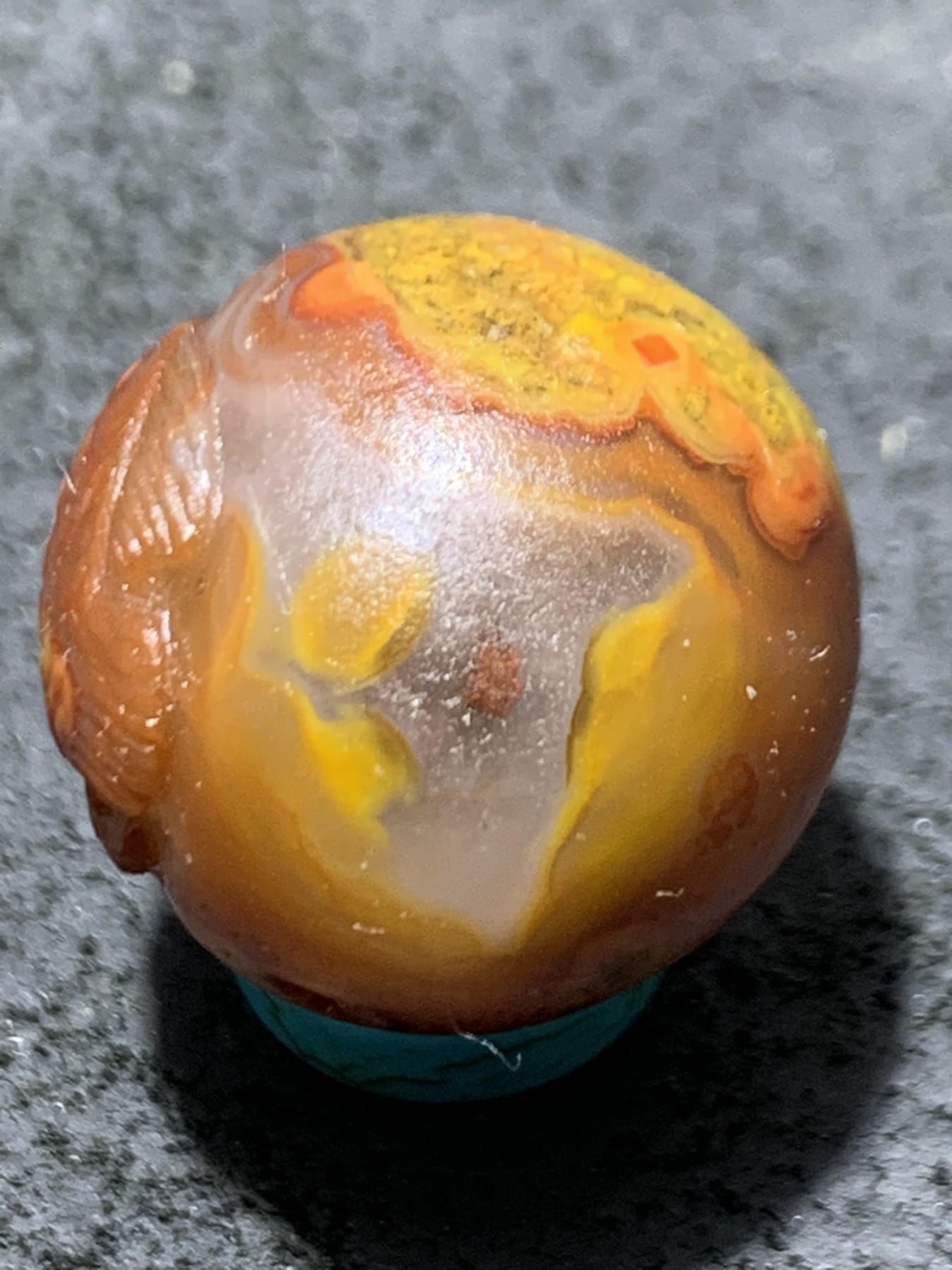 精美亚光紫罗兰草花纹战国红玛瑙手工俏色巧雕小丑鱼珠子一个
