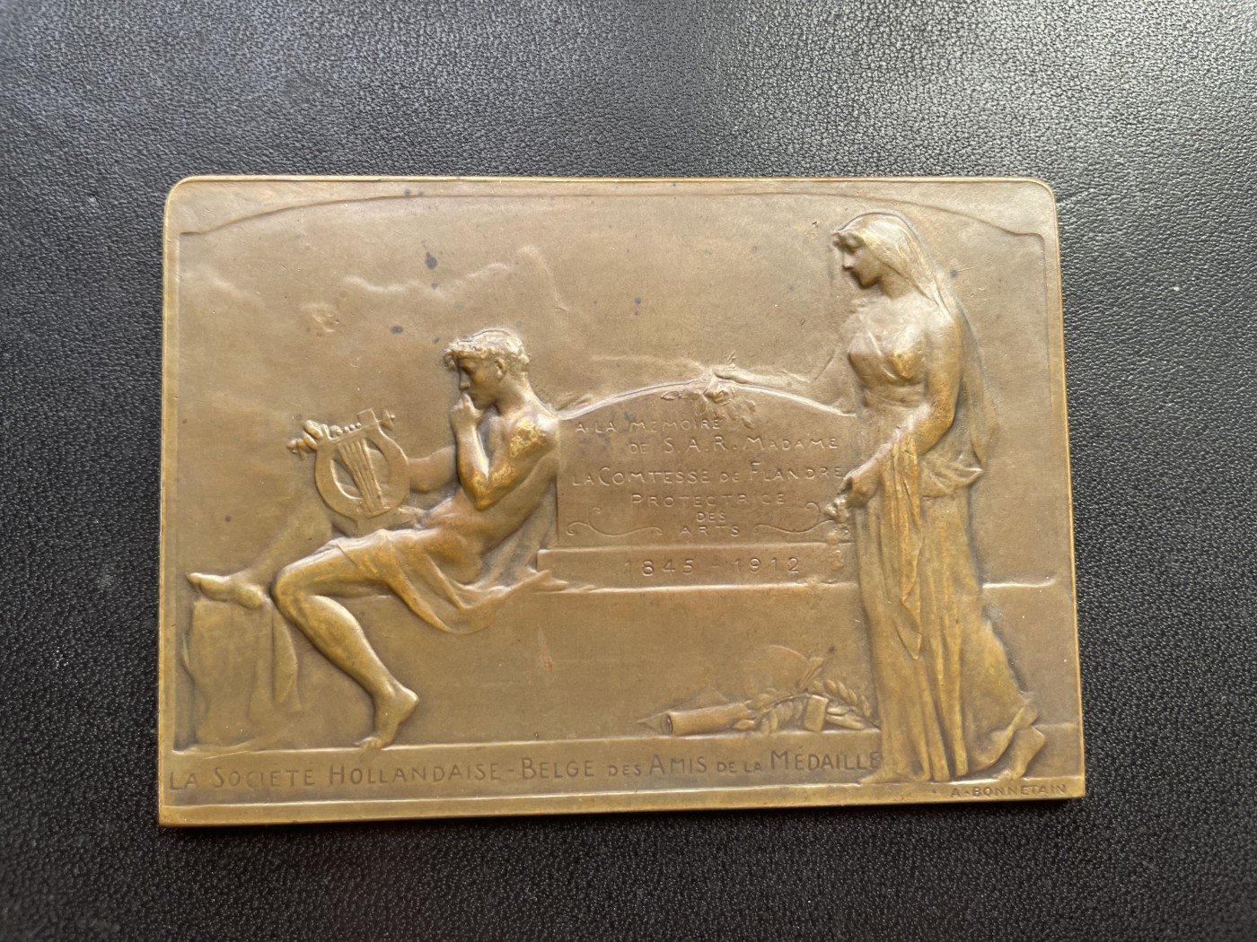 章牌专场-第26期 Armand Bonnetain～1913年佛兰德斯伯爵夫人逝世纪念大铜章  （SHBAMA协会34号作品）尺寸：75×52 mm