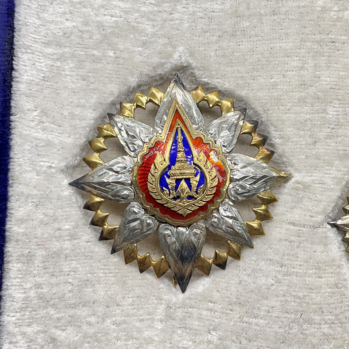 勋章奖章交易所2023.7.8群拍 泰国大十字级皇冠勋章，银质珐琅局部镀金，盒挂齐全，非常漂亮