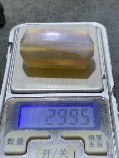 精美高玉化巴西玛瑙精工六棱珠一个， 精美高玉化巴西玛瑙精工六棱珠一个，