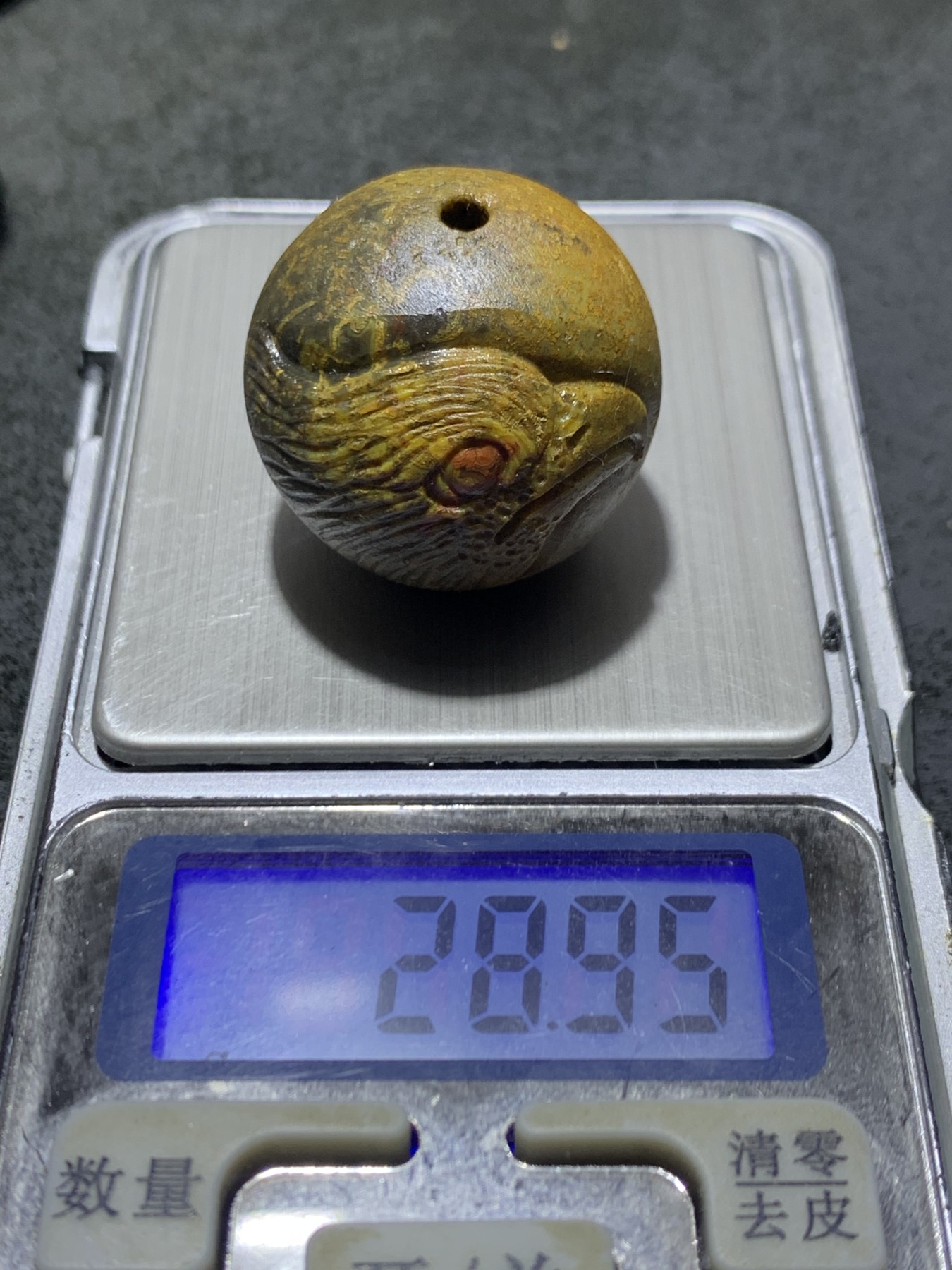 精美亚光草花纹战国红玛瑙手工俏色巧雕鹰大珠子一颗！