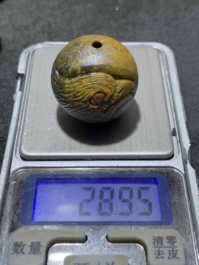 精美亚光草花纹战国红玛瑙手工俏色巧雕鹰大珠子一颗！ 精美亚光草花纹战国红玛瑙手工俏色巧雕鹰大珠子一颗！