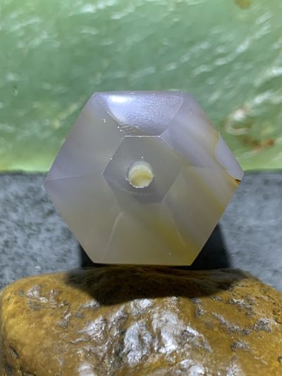 精美高玉化巴西玛瑙精工六棱珠一个， 精美高玉化巴西玛瑙精工六棱珠一个，