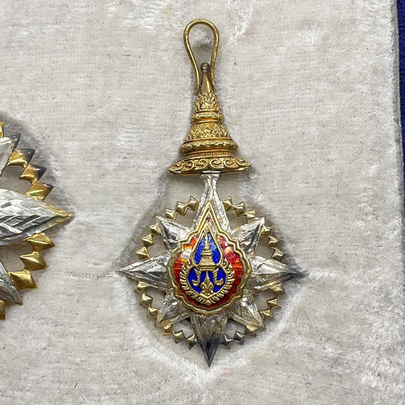 勋章奖章交易所2023.7.8群拍 泰国大十字级皇冠勋章，银质珐琅局部镀金，盒挂齐全，非常漂亮
