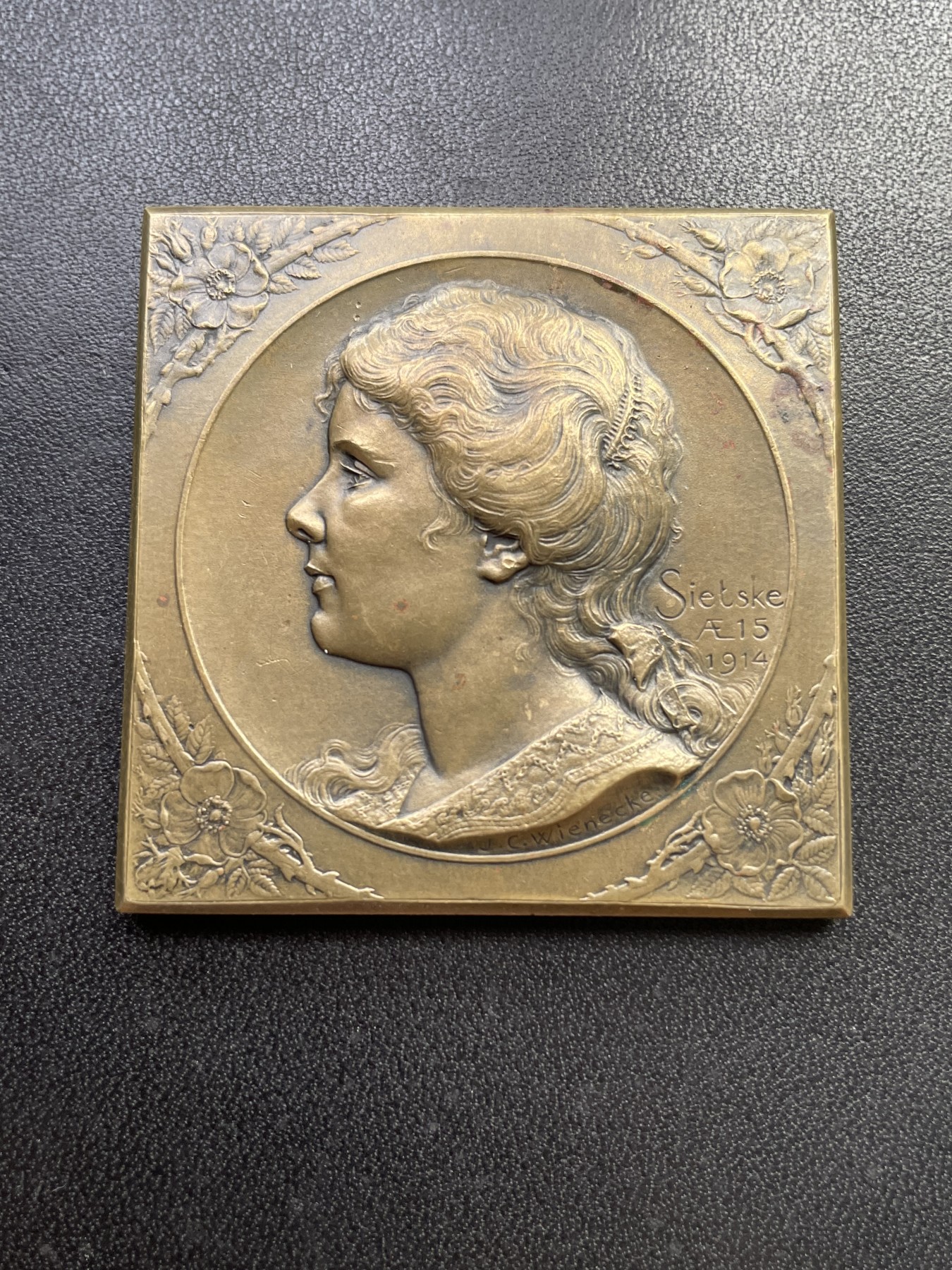 章牌专场-第26期 Wienecke～茜茨卡·维奈克15岁生日纪念铜章 （SHBAMA协会37号作品）尺寸：47×47 mm