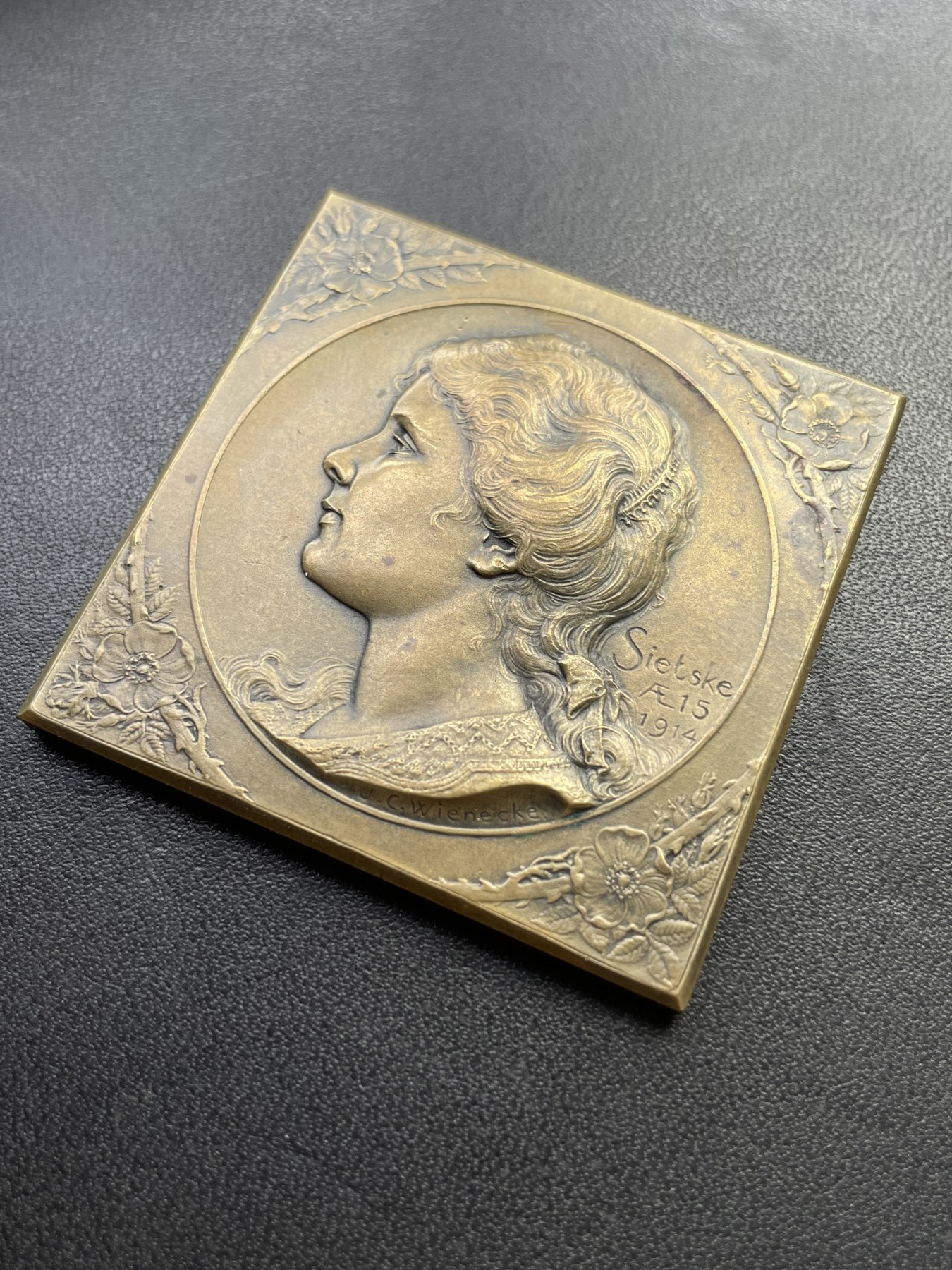 章牌专场-第26期 Wienecke～茜茨卡·维奈克15岁生日纪念铜章 （SHBAMA协会37号作品）尺寸：47×47 mm