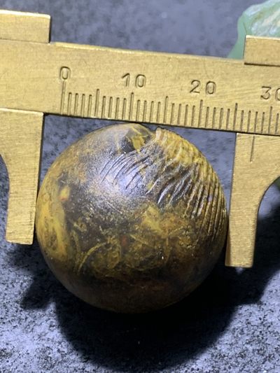 精美亚光草花纹战国红玛瑙手工俏色巧雕鹰大珠子一颗！ 精美亚光草花纹战国红玛瑙手工俏色巧雕鹰大珠子一颗！