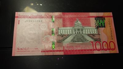 【世界钱币】精选微拍第64期暨2023年第十一期 裸钞专场（有最新展会卖剩品种） 2021年多米尼加1000比索 全新绝品尾号263