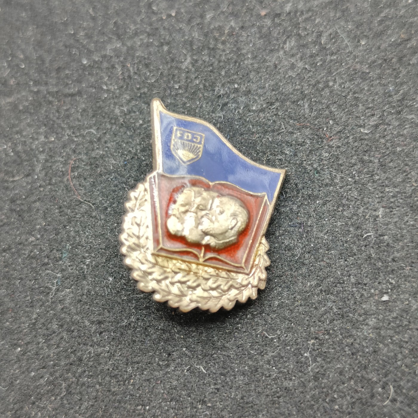 全场0元起拍 第71期 咸鱼国勋章拍卖专场 7月9日（周日）下午6：00开始 东德青年团徽章