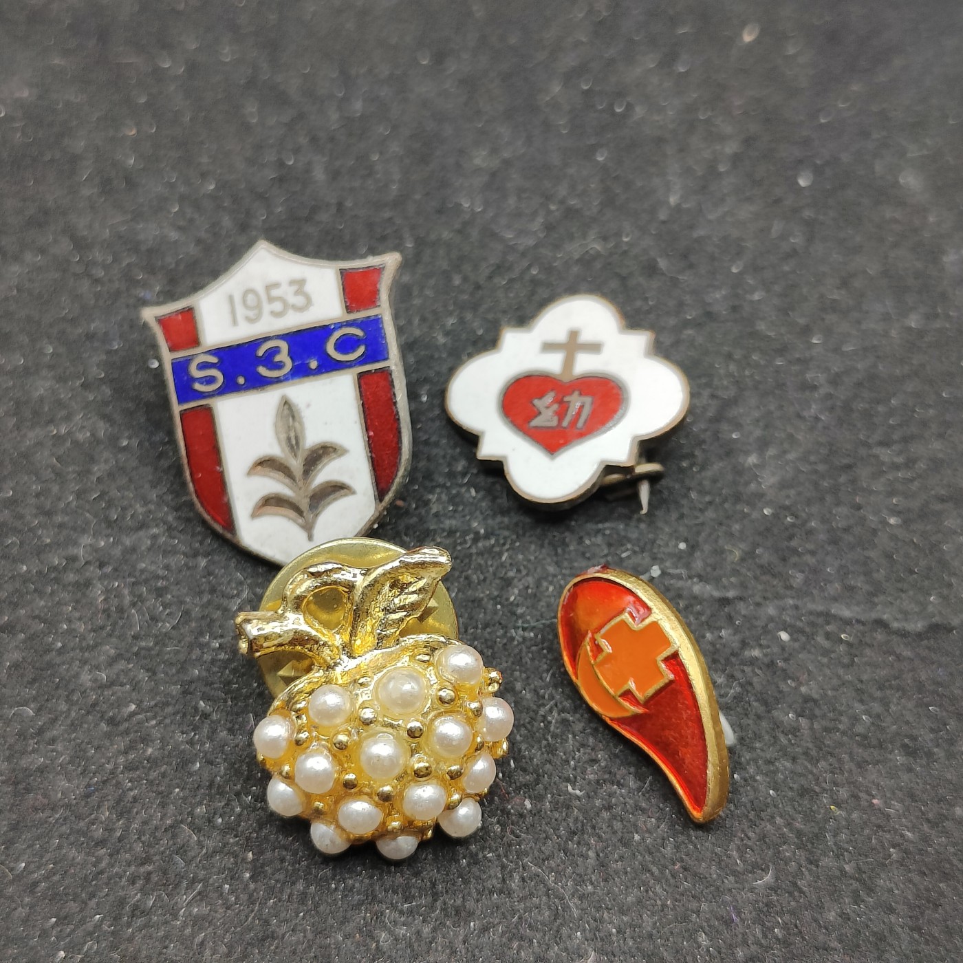 全场0元起拍 第71期 咸鱼国勋章拍卖专场 7月9日（周日）下午6：00开始 徽章一组