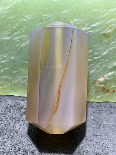 精美高玉化巴西玛瑙精工六棱珠一个， 精美高玉化巴西玛瑙精工六棱珠一个，