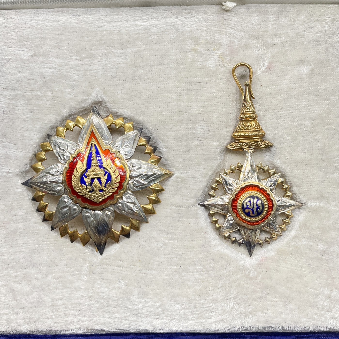 勋章奖章交易所2023.7.8群拍 泰国大十字级皇冠勋章，银质珐琅局部镀金，盒挂齐全，非常漂亮