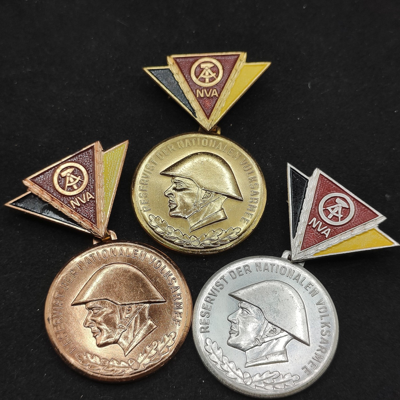 全场0元起拍 第71期 咸鱼国勋章拍卖专场 7月9日（周日）下午6：00开始 东德人民军预备役证章金银铜一组 金级集齐罕见