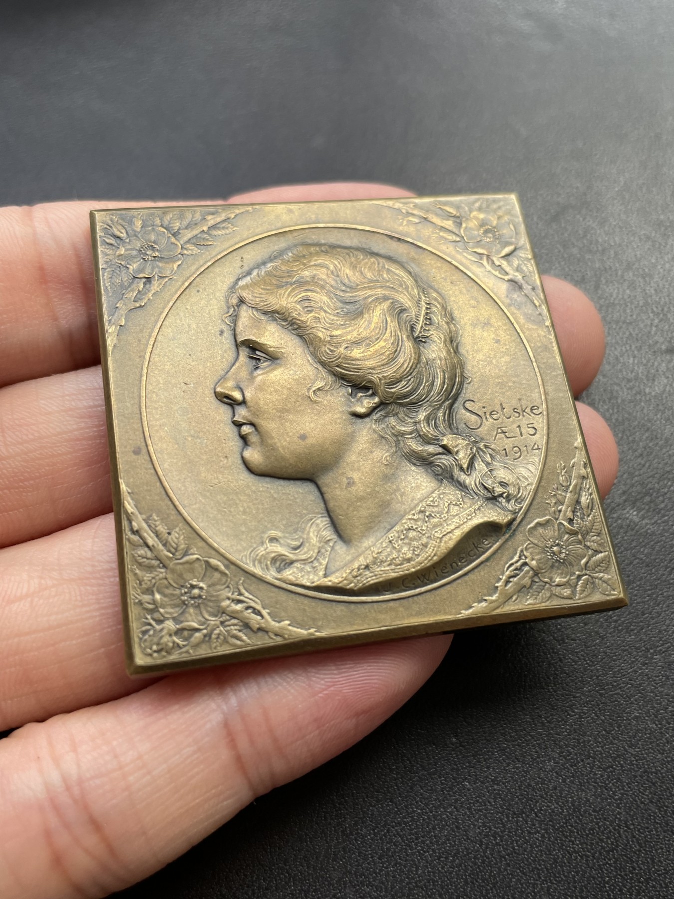 章牌专场-第26期 Wienecke～茜茨卡·维奈克15岁生日纪念铜章 （SHBAMA协会37号作品）尺寸：47×47 mm