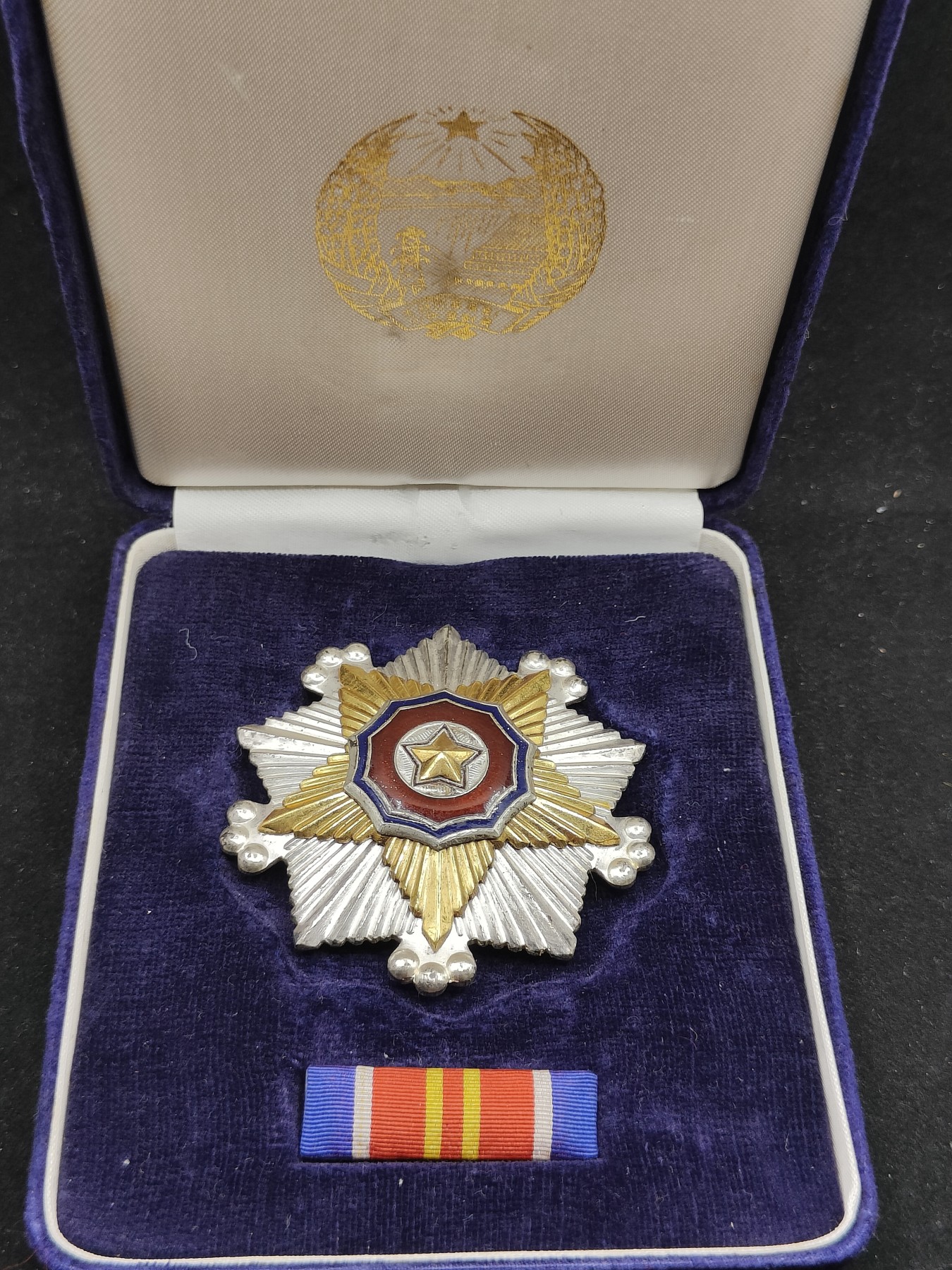 全场0元起拍 第71期 咸鱼国勋章拍卖专场 7月9日（周日）下午6：00开始 早期带编号 朝总联版烫金国徽盒 朝鲜二级国旗勋章带略