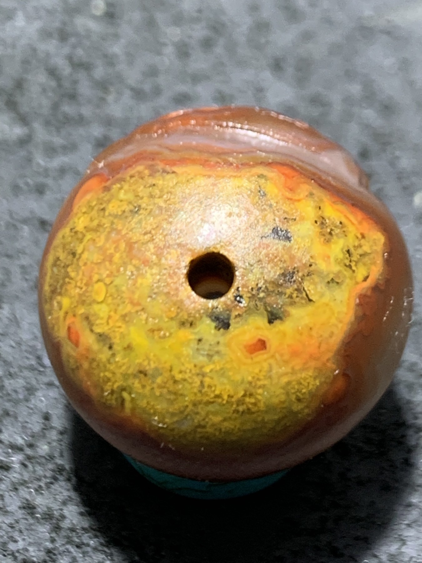 精美亚光紫罗兰草花纹战国红玛瑙手工俏色巧雕小丑鱼珠子一个