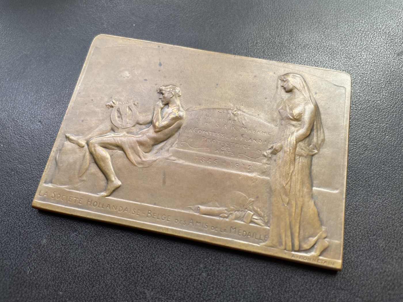 章牌专场-第26期 Armand Bonnetain～1913年佛兰德斯伯爵夫人逝世纪念大铜章  （SHBAMA协会34号作品）尺寸：75×52 mm