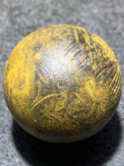 精美亚光草花纹战国红玛瑙手工俏色巧雕鹰大珠子一颗！ 精美亚光草花纹战国红玛瑙手工俏色巧雕鹰大珠子一颗！