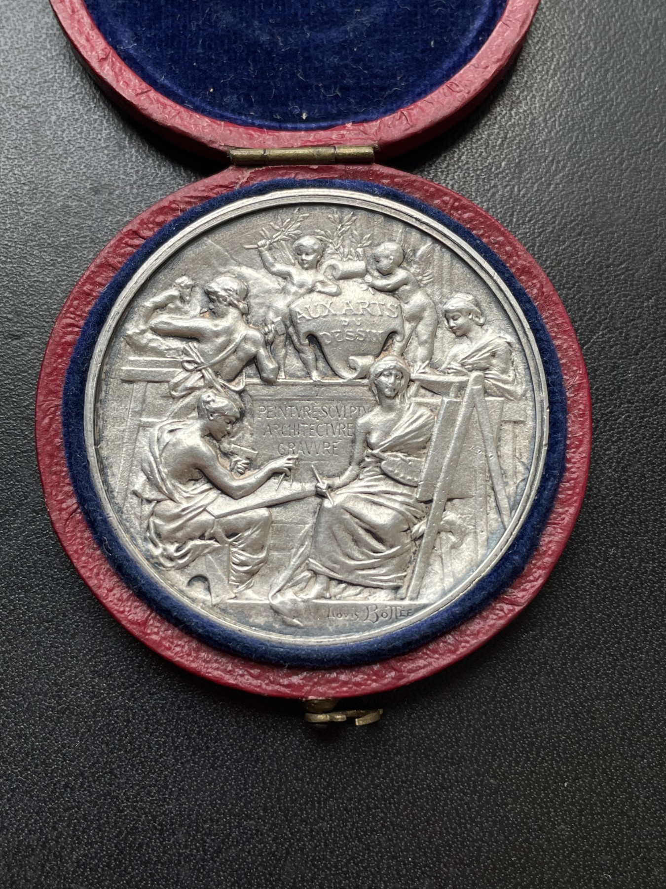 章牌专场-第26期 L.Bottee～1896年法国装饰艺术竞赛原盒银章 直径：42mm ，32.8 g