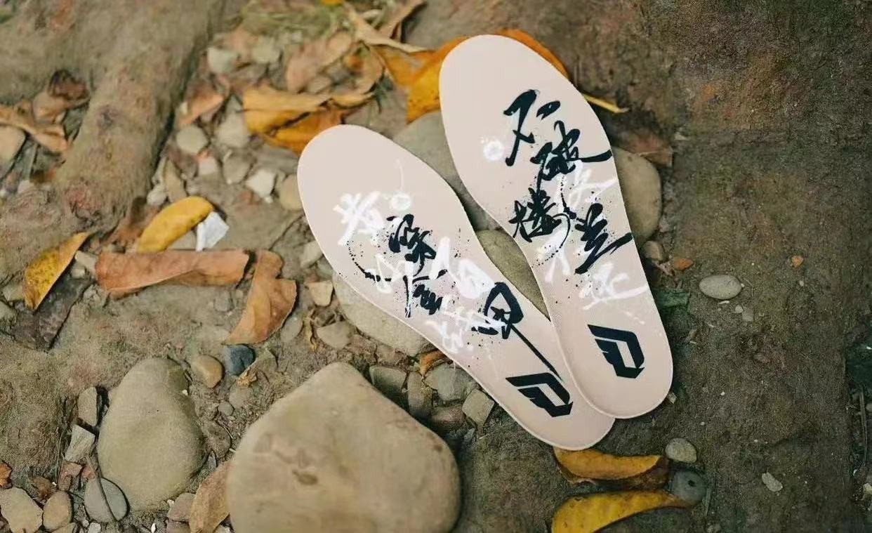 零元拍：达米安·利拉德亲笔签名Adidas Dame 8“从军行”战靴，祝君“黄金百战穿金甲，不破楼兰终不还！”
