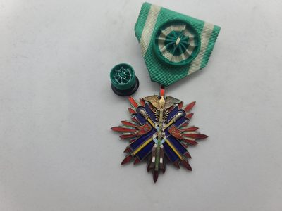 CHONGSHI勋章拍卖所第三十一期 - 花结四鸟带盒带略