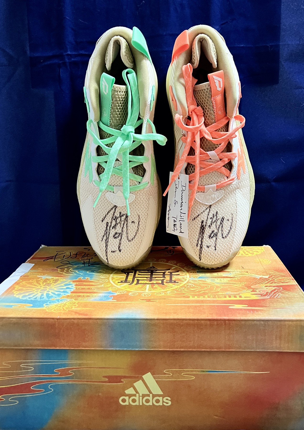 零元拍：达米安·利拉德亲笔签名Adidas Dame 8“从军行”战靴，祝君“黄金百战穿金甲，不破楼兰终不还！”