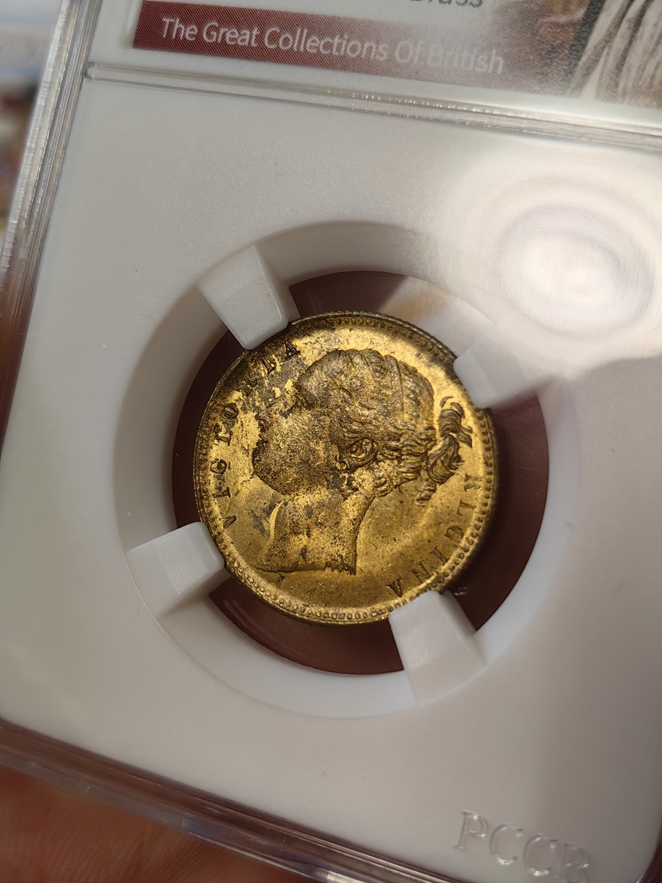 橡树集藏-006场 海纳百川 约1850年 英国 维多利亚女王 惠斯特牌代用币，在牌局中充当计数工具。尺寸参考了索维林的22mm，表面镀金，视觉效果和金镑无二，且少见的出厂状态，工艺比那些汉诺威的token要好上许多许多，雕刻技艺亦可圈可点，亚克力盒为开放式