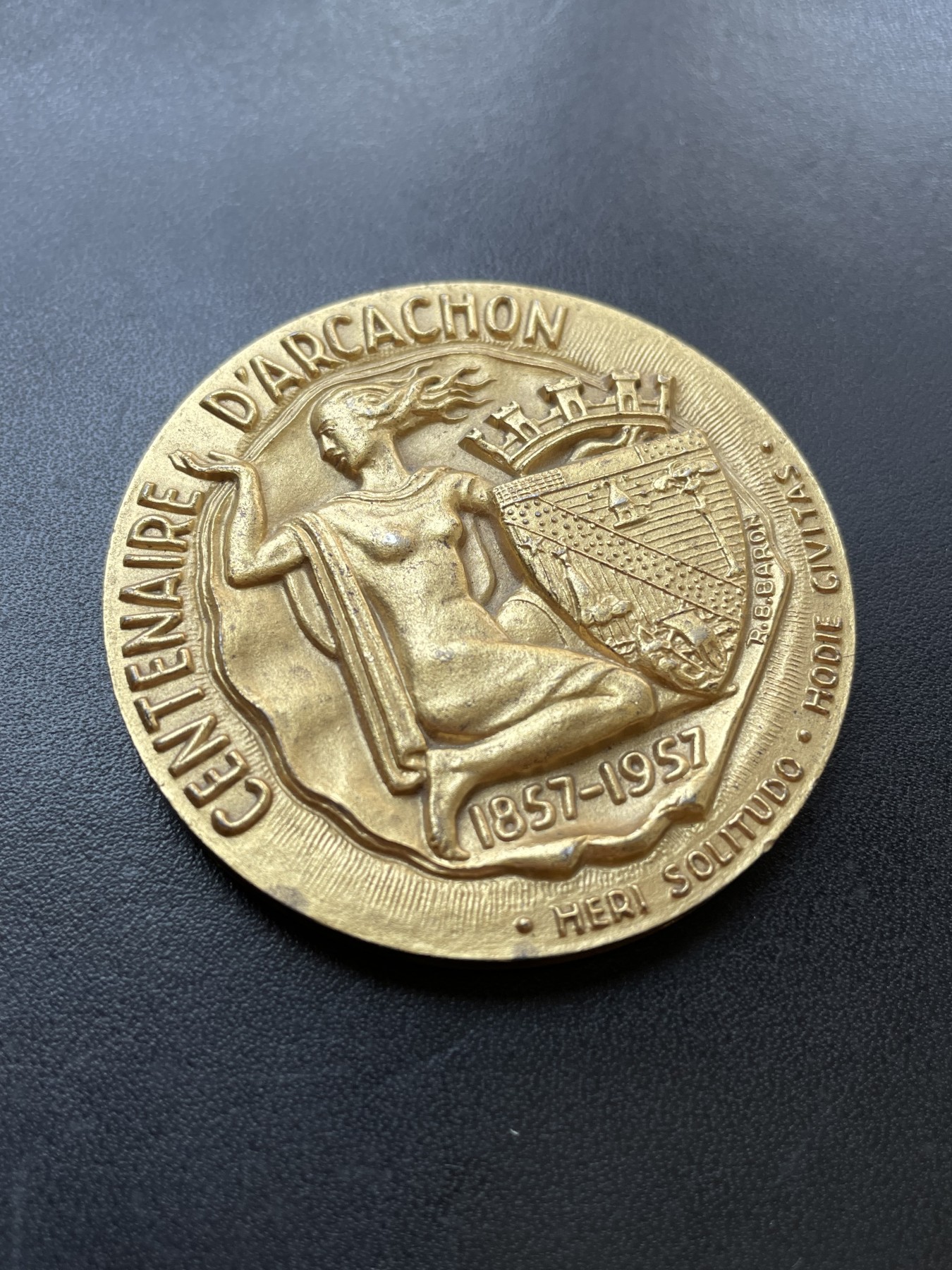 章牌专场-第26期 Baron～1957年法国阿卡雄建市百年纪念镀金银章 直径：58 mm ，122 g