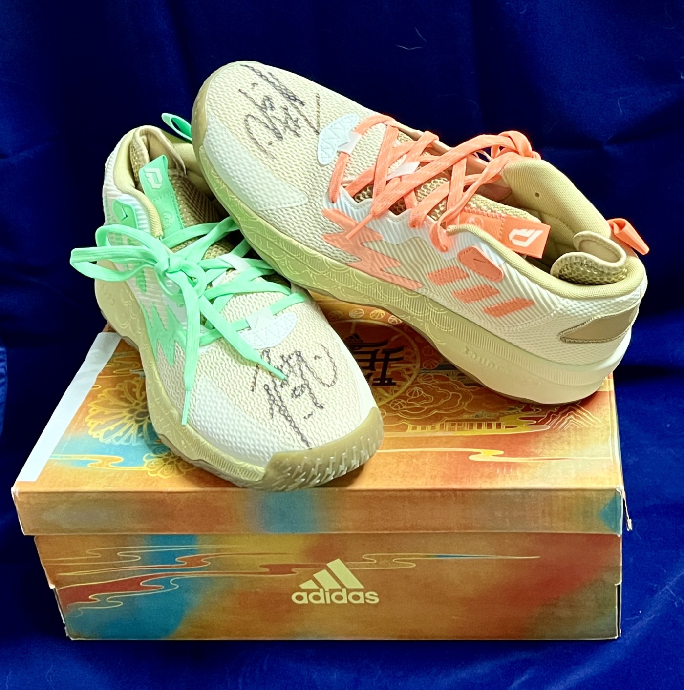 零元拍：达米安·利拉德亲笔签名Adidas Dame 8“从军行”战靴，祝君“黄金百战穿金甲，不破楼兰终不还！”