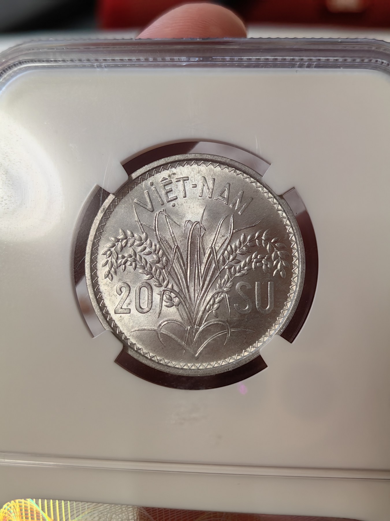 橡树集藏-006场 海纳百川 ngc-Ms64 1953年越南20绪 正面越南三姐妹 背面稻穗 打制底板佳 丝滑原光 老盒高品质