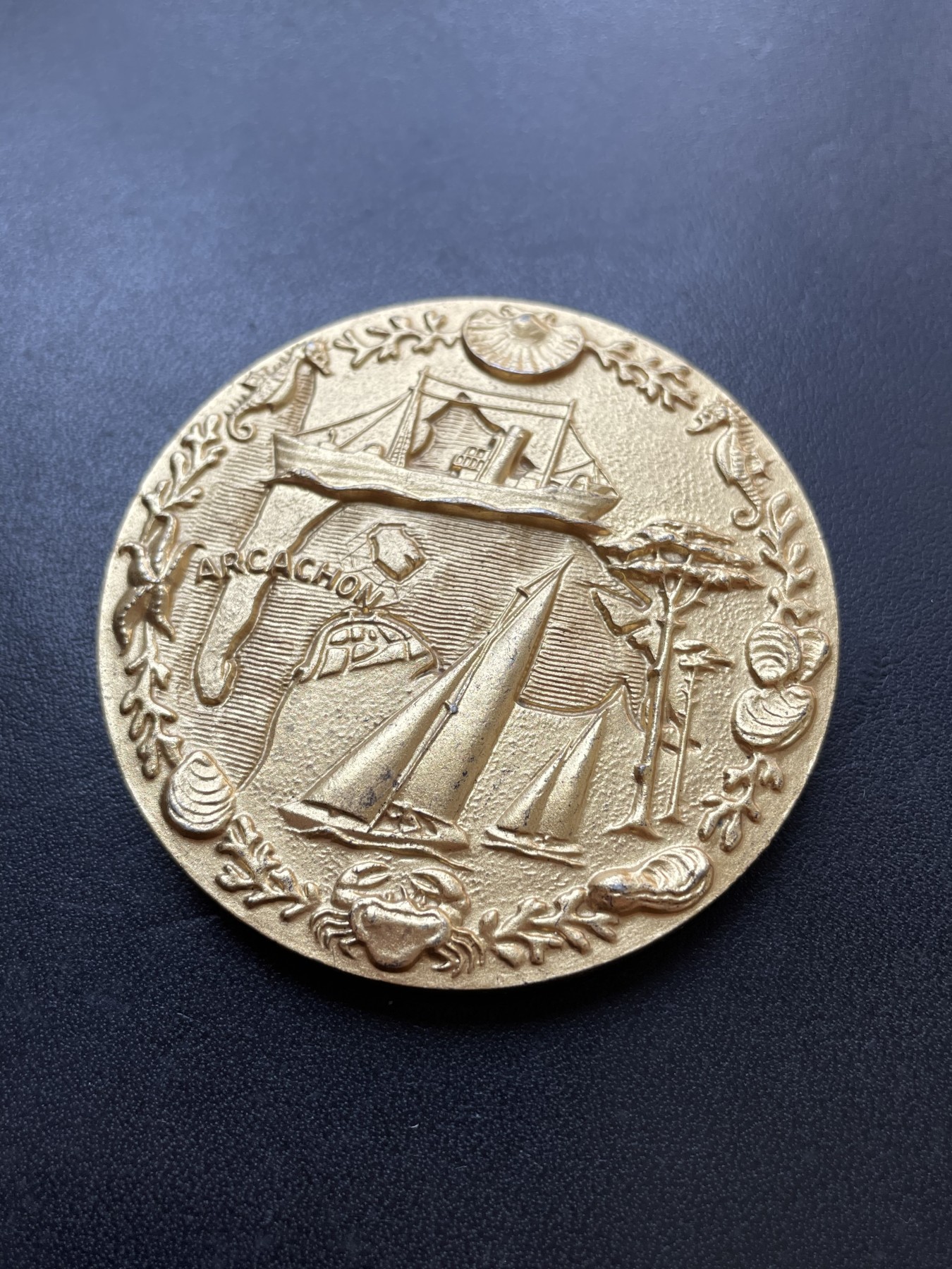 章牌专场-第26期 Baron～1957年法国阿卡雄建市百年纪念镀金银章 直径：58 mm ，122 g