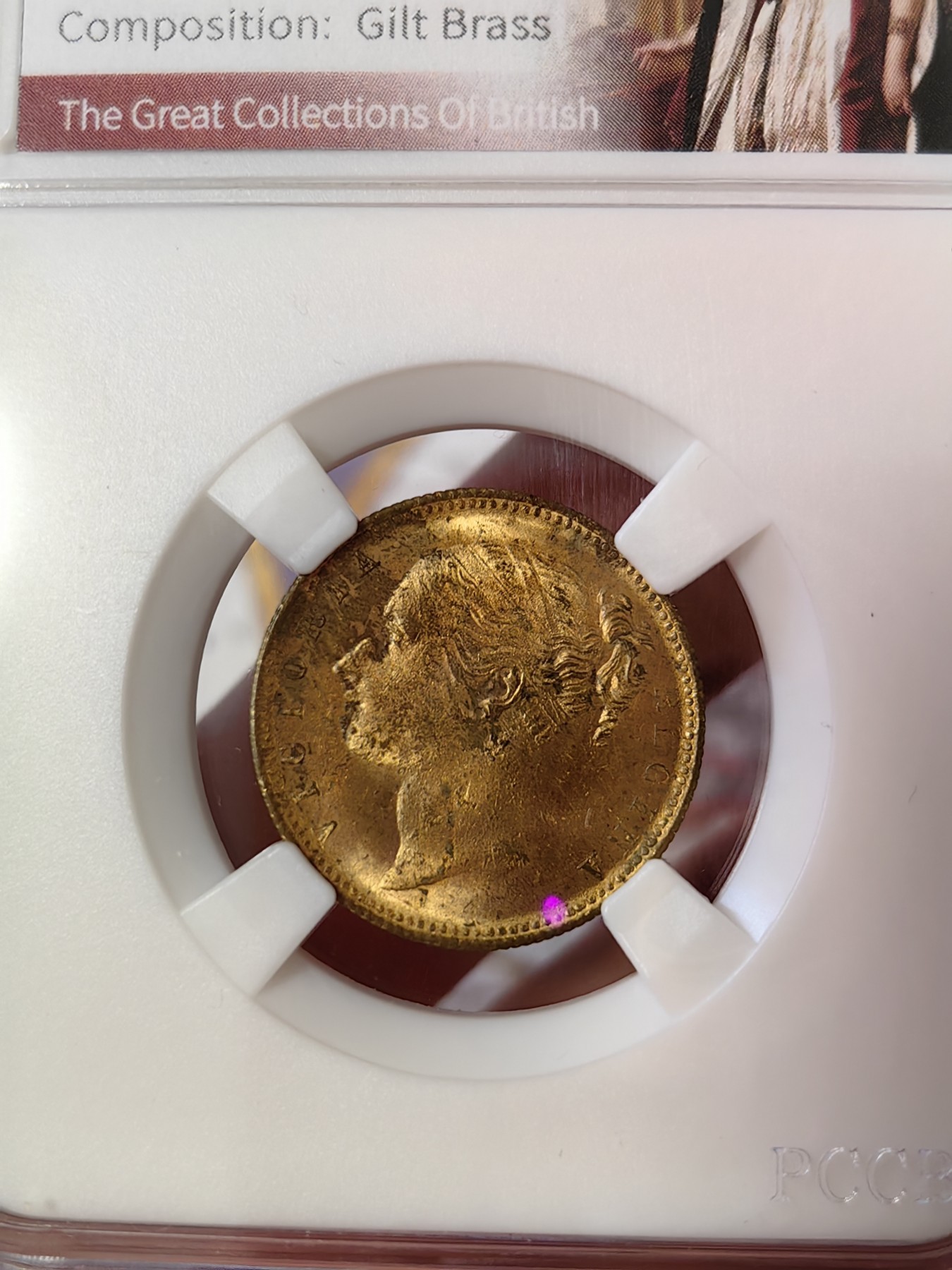 橡树集藏-006场 海纳百川 约1850年 英国 维多利亚女王 惠斯特牌代用币，在牌局中充当计数工具。尺寸参考了索维林的22mm，表面镀金，视觉效果和金镑无二，且少见的出厂状态，工艺比那些汉诺威的token要好上许多许多，雕刻技艺亦可圈可点，亚克力盒为开放式