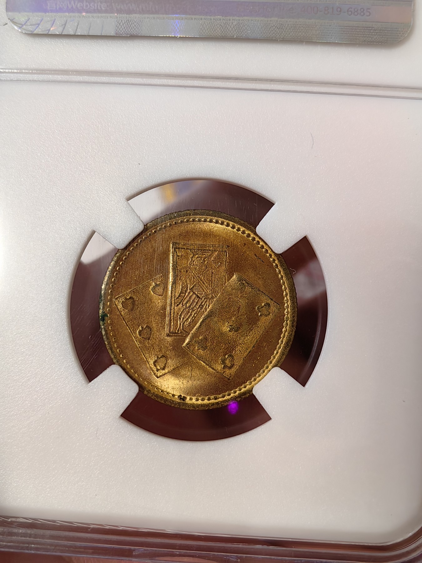 橡树集藏-006场 海纳百川 约1850年 英国 维多利亚女王 惠斯特牌代用币，在牌局中充当计数工具。尺寸参考了索维林的22mm，表面镀金，视觉效果和金镑无二，且少见的出厂状态，工艺比那些汉诺威的token要好上许多许多，雕刻技艺亦可圈可点，亚克力盒为开放式