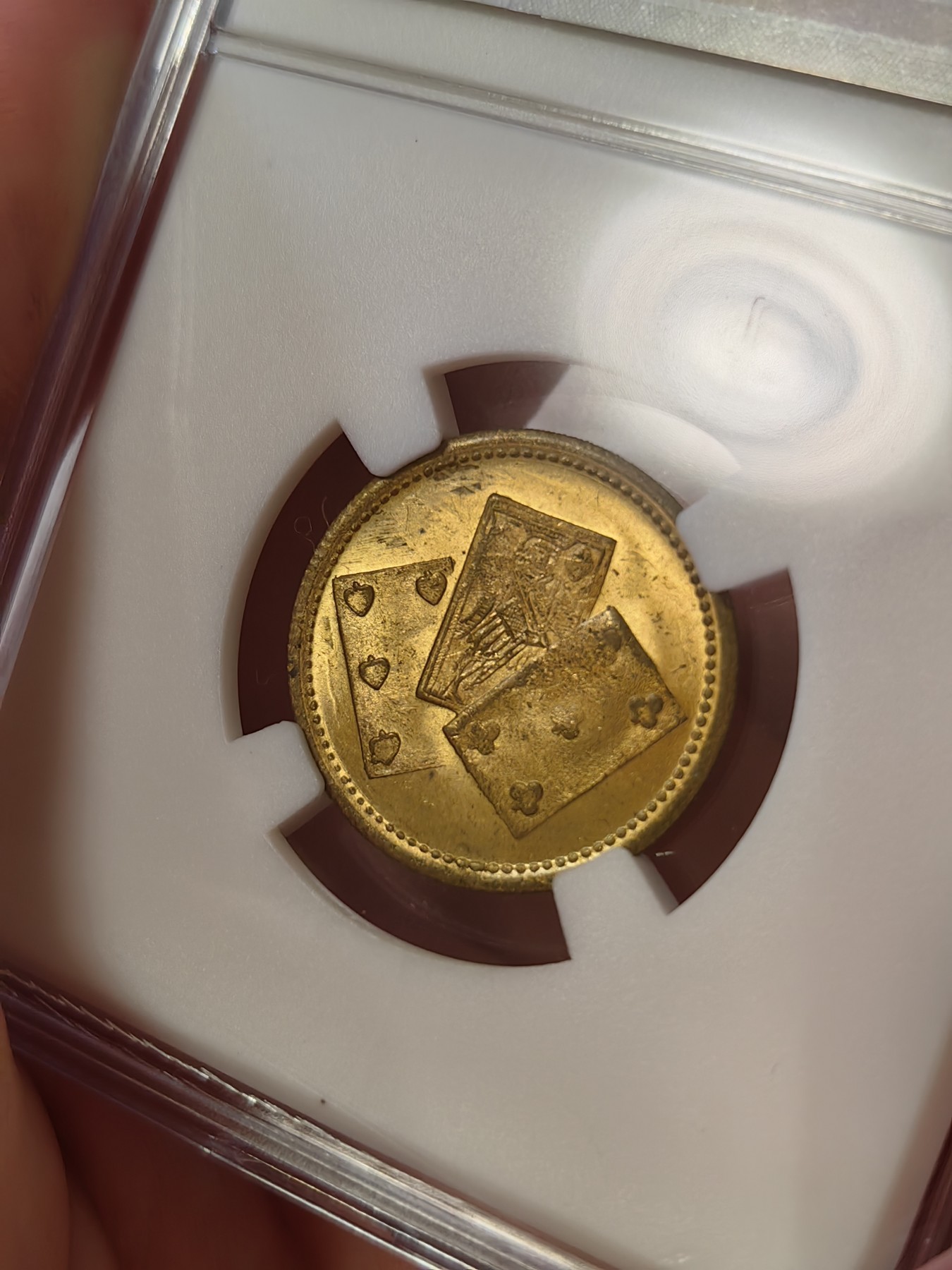 橡树集藏-006场 海纳百川 约1850年 英国 维多利亚女王 惠斯特牌代用币，在牌局中充当计数工具。尺寸参考了索维林的22mm，表面镀金，视觉效果和金镑无二，且少见的出厂状态，工艺比那些汉诺威的token要好上许多许多，雕刻技艺亦可圈可点，亚克力盒为开放式