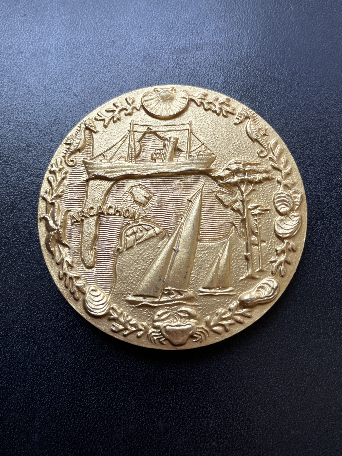 章牌专场-第26期 Baron～1957年法国阿卡雄建市百年纪念镀金银章 直径：58 mm ，122 g