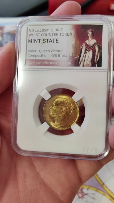 橡树集藏-006场 海纳百川 约1850年 英国 维多利亚女王 惠斯特牌代用币，在牌局中充当计数工具。尺寸参考了索维林的22mm，表面镀金，视觉效果和金镑无二，且少见的出厂状态，工艺比那些汉诺威的token要好上许多许多，雕刻技艺亦可圈可点，亚克力盒为开放式