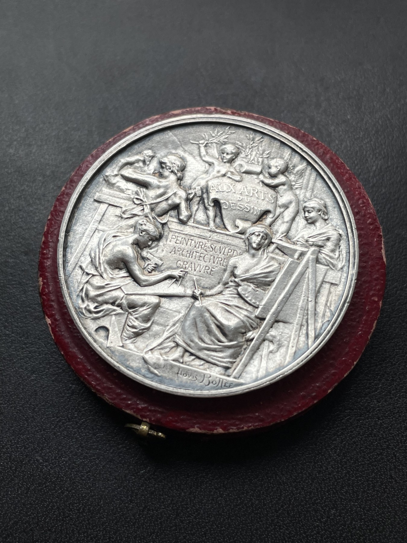 章牌专场-第26期 L.Bottee～1896年法国装饰艺术竞赛原盒银章 直径：42mm ，32.8 g