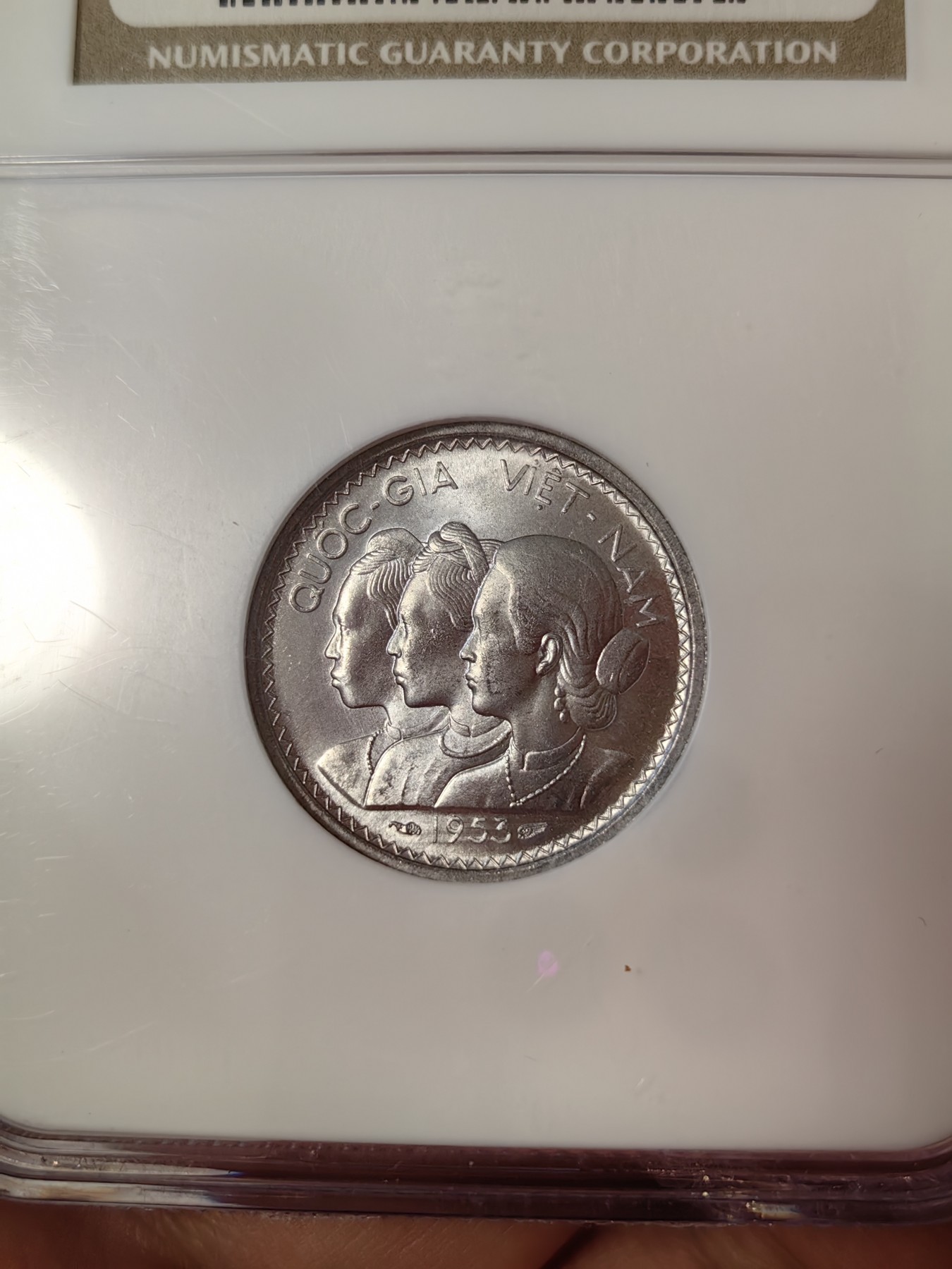 橡树集藏-006场 海纳百川 ngc-Ms65 1953年越南10绪 正面三姐妹 背面稻穗 顶级原光 老盒好品