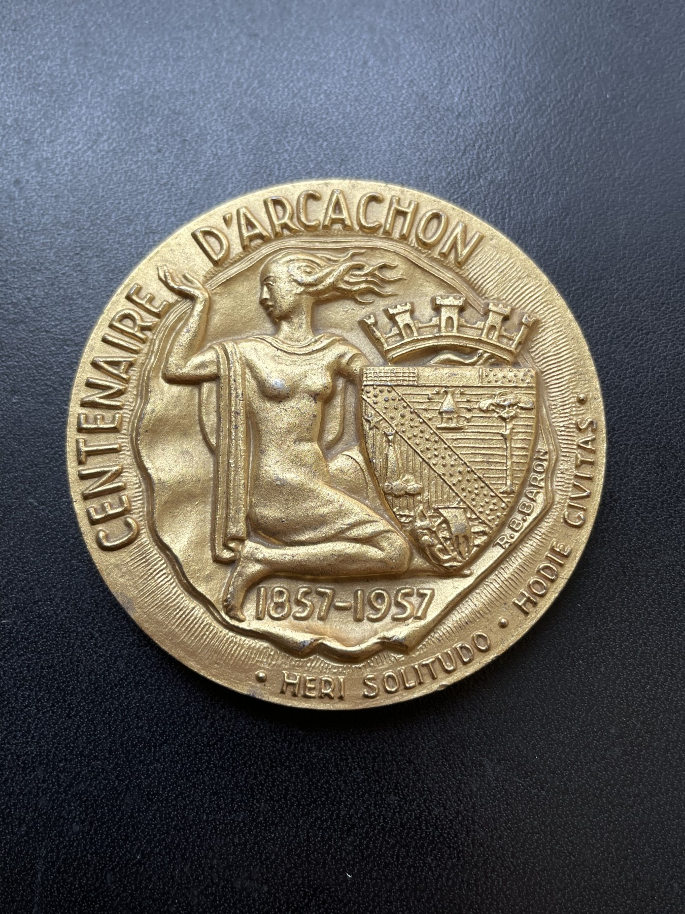章牌专场-第26期 Baron～1957年法国阿卡雄建市百年纪念镀金银章 直径：58 mm ，122 g