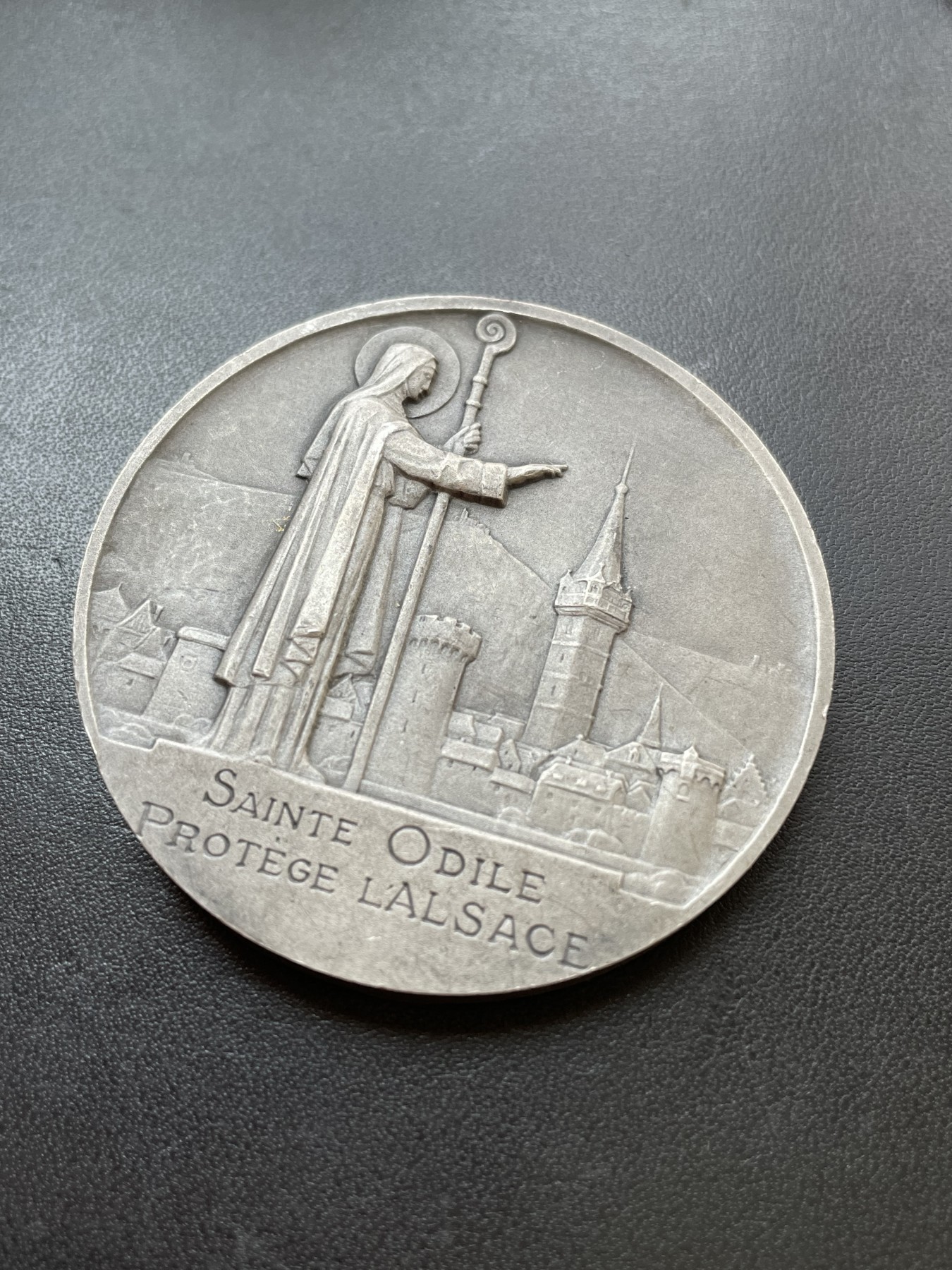 章牌专场-第26期 Morlon ～1935年法国阿尔萨斯的守护圣人圣奥蒂勒大银章 直径：58 mm ，110 g