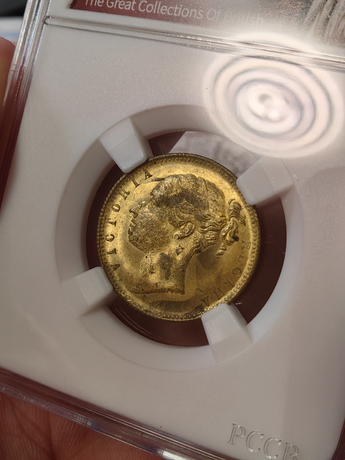 橡树集藏-006场 海纳百川 约1850年 英国 维多利亚女王 惠斯特牌代用币，在牌局中充当计数工具。尺寸参考了索维林的22mm，表面镀金，视觉效果和金镑无二，且少见的出厂状态，工艺比那些汉诺威的token要好上许多许多，雕刻技艺亦可圈可点，亚克力盒为开放式