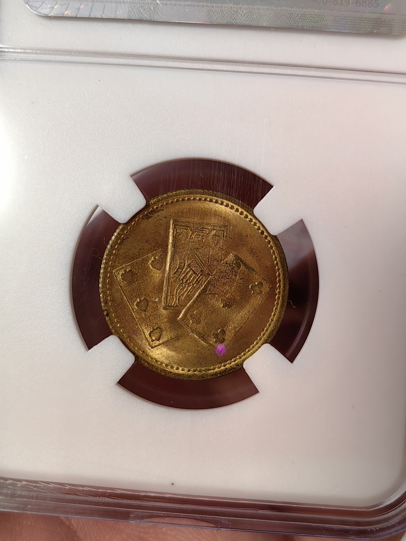 橡树集藏-006场 海纳百川 约1850年 英国 维多利亚女王 惠斯特牌代用币，在牌局中充当计数工具。尺寸参考了索维林的22mm，表面镀金，视觉效果和金镑无二，且少见的出厂状态，工艺比那些汉诺威的token要好上许多许多，雕刻技艺亦可圈可点，亚克力盒为开放式