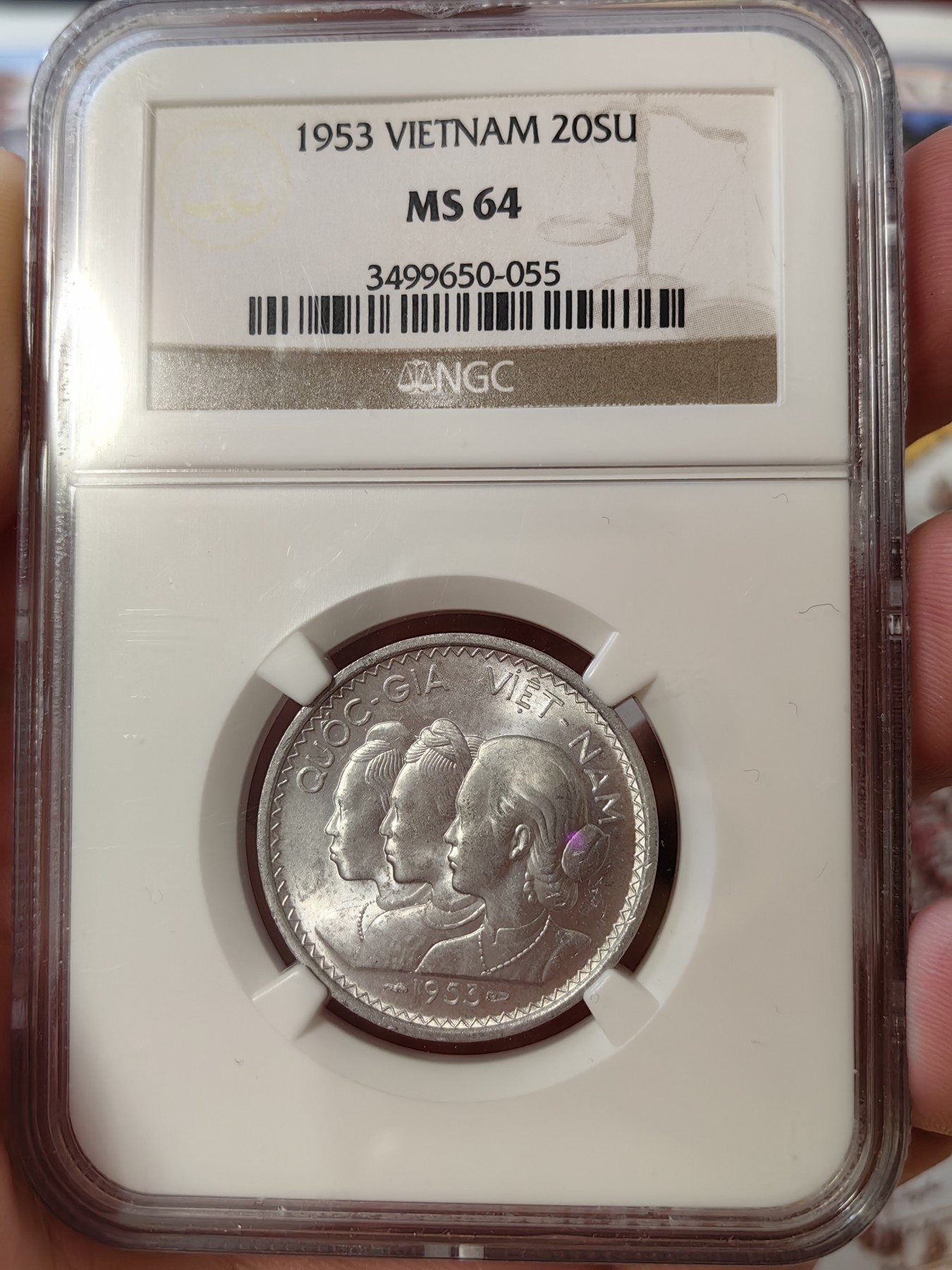 橡树集藏-006场 海纳百川 ngc-Ms64 1953年越南20绪 正面越南三姐妹 背面稻穗 打制底板佳 丝滑原光 老盒高品质