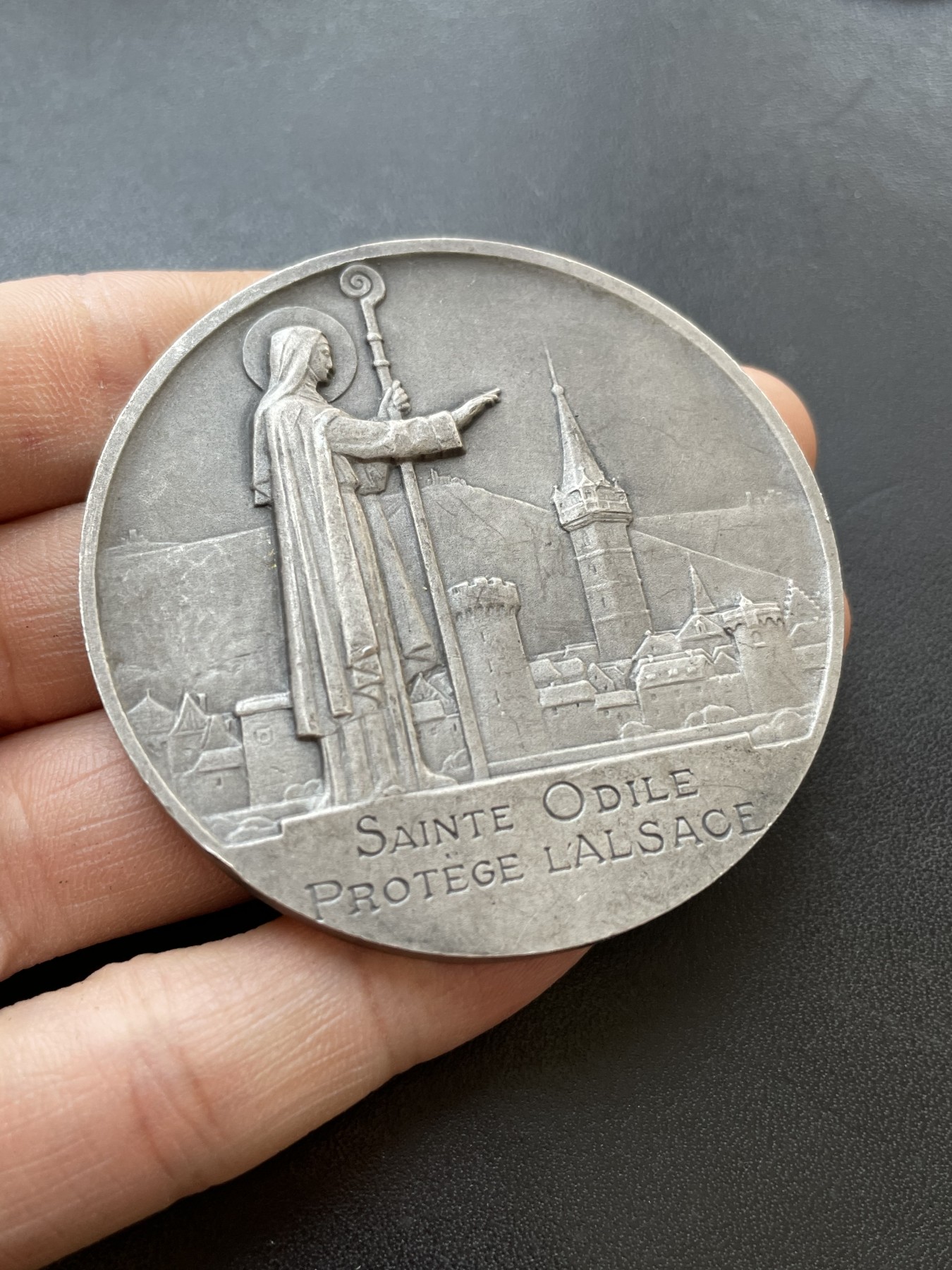章牌专场-第26期 Morlon ～1935年法国阿尔萨斯的守护圣人圣奥蒂勒大银章 直径：58 mm ，110 g
