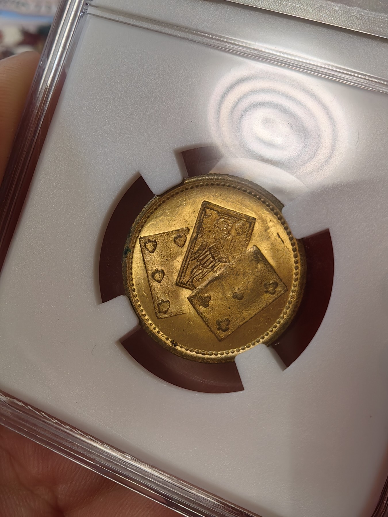 橡树集藏-006场 海纳百川 约1850年 英国 维多利亚女王 惠斯特牌代用币，在牌局中充当计数工具。尺寸参考了索维林的22mm，表面镀金，视觉效果和金镑无二，且少见的出厂状态，工艺比那些汉诺威的token要好上许多许多，雕刻技艺亦可圈可点，亚克力盒为开放式