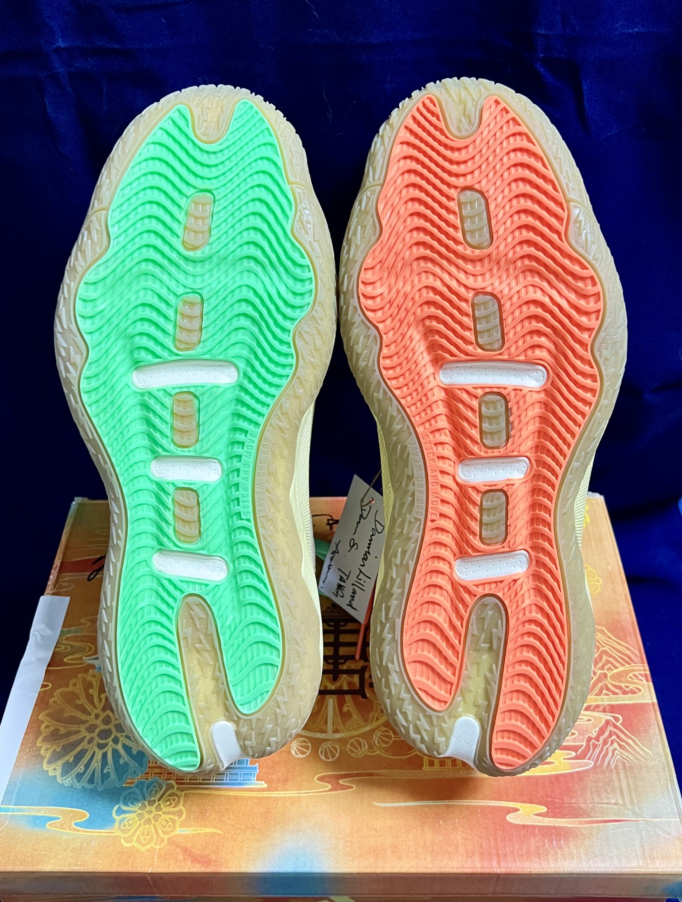零元拍：达米安·利拉德亲笔签名Adidas Dame 8“从军行”战靴，祝君“黄金百战穿金甲，不破楼兰终不还！”