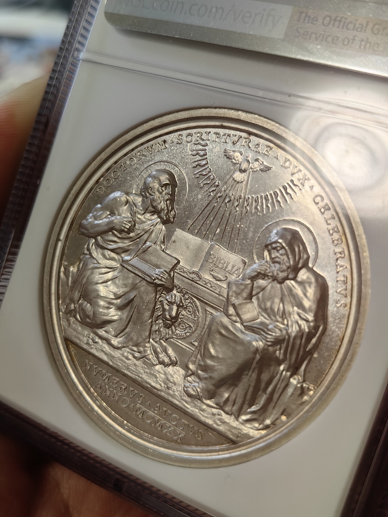 橡树集藏-006场 海纳百川 NGC-64 梵蒂冈 1920，教皇本笃十五世，“圣. 以法莲”封圣银章，高分，高浮雕镜面，细节精美，加厚盒。