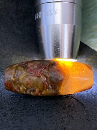 精美亚光冰飘战国红玛瑙手工俏色巧雕佛祖意境桶珠子一颗！ 精美亚光冰飘战国红玛瑙手工俏色巧雕佛祖意境桶珠子一颗！